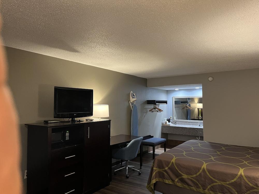 Super 8 By Wyndham Meridian Exterior photo